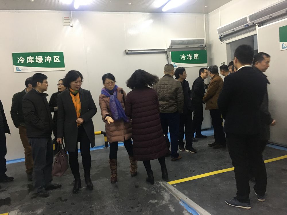  各大醫(yī)療機(jī)構(gòu)主任現(xiàn)場(chǎng)考察了我司的專業(yè)冷庫(kù)并現(xiàn)場(chǎng)提出了寶貴的建議。